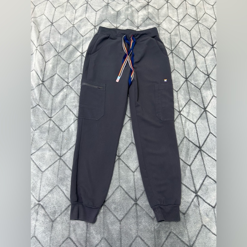 FIGS Zamora Jogger and  matching Pride Top Scrubs in Pride Charcoal Size XS